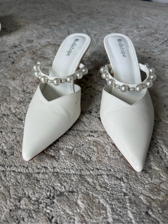 Shoes - Moda Tope White Pearl-Embellished Pointed Mule